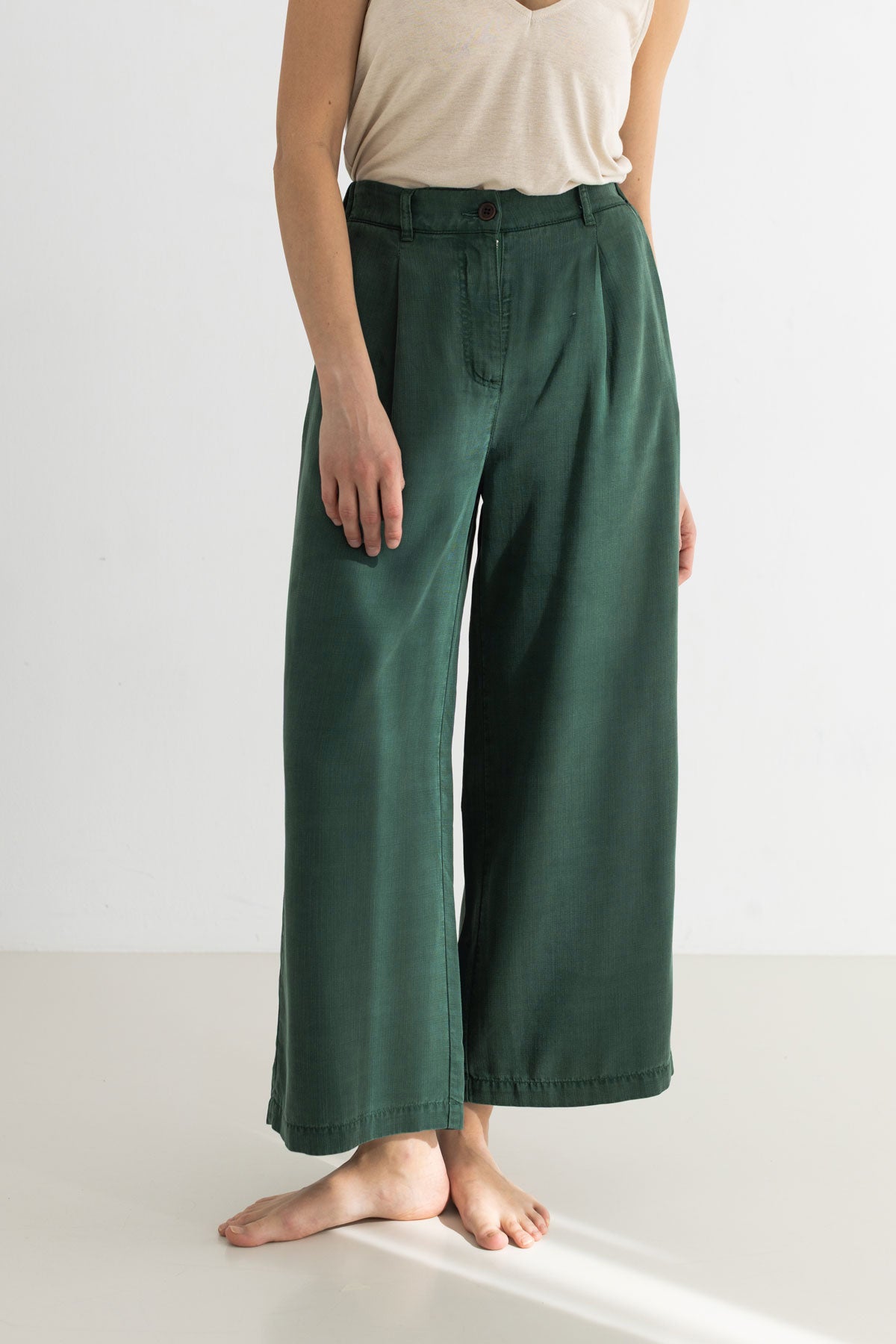 Garden green pants women ecru shirt front