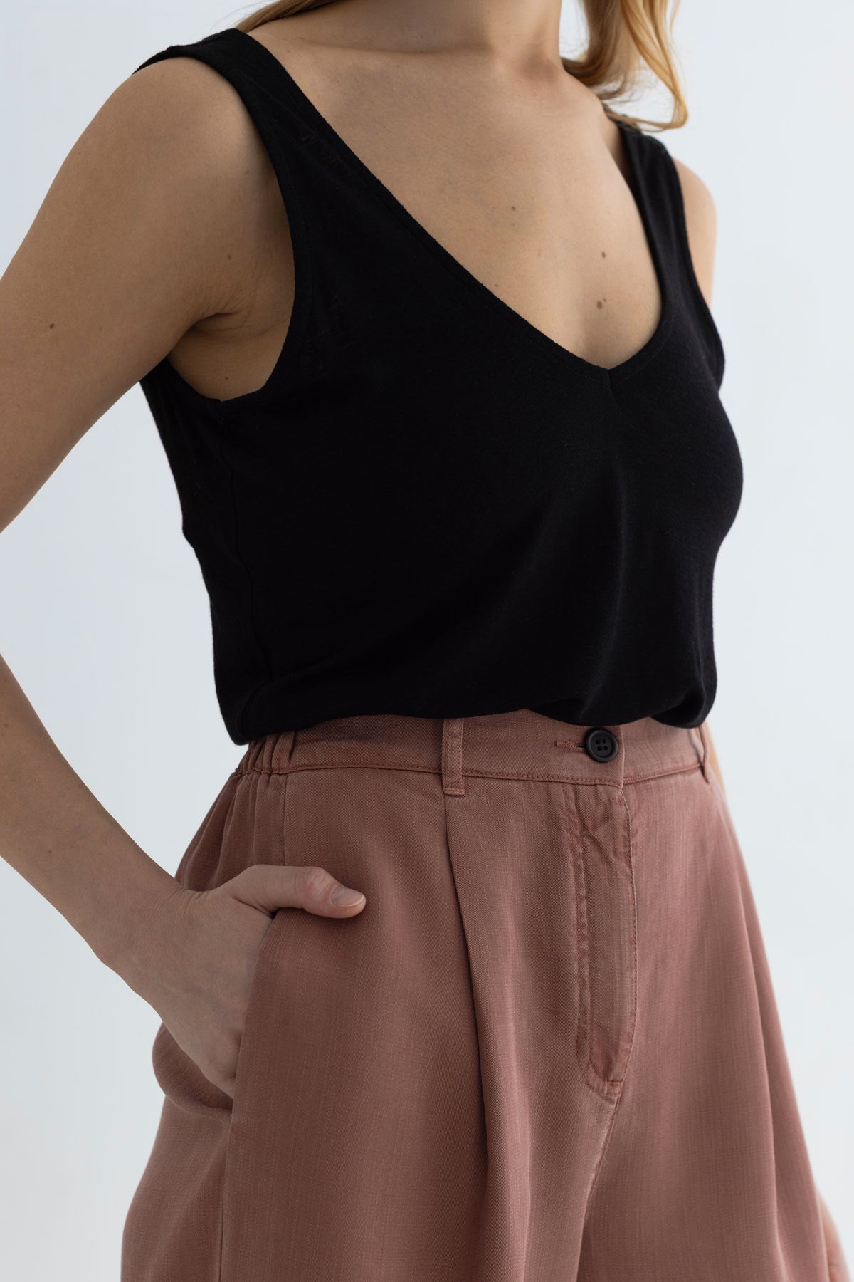Black sleeveless top women detail front