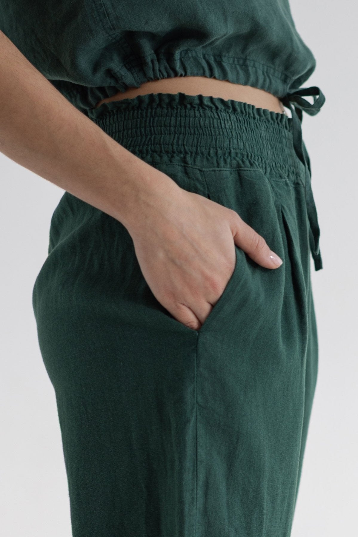 Garden green linen pants women detail side