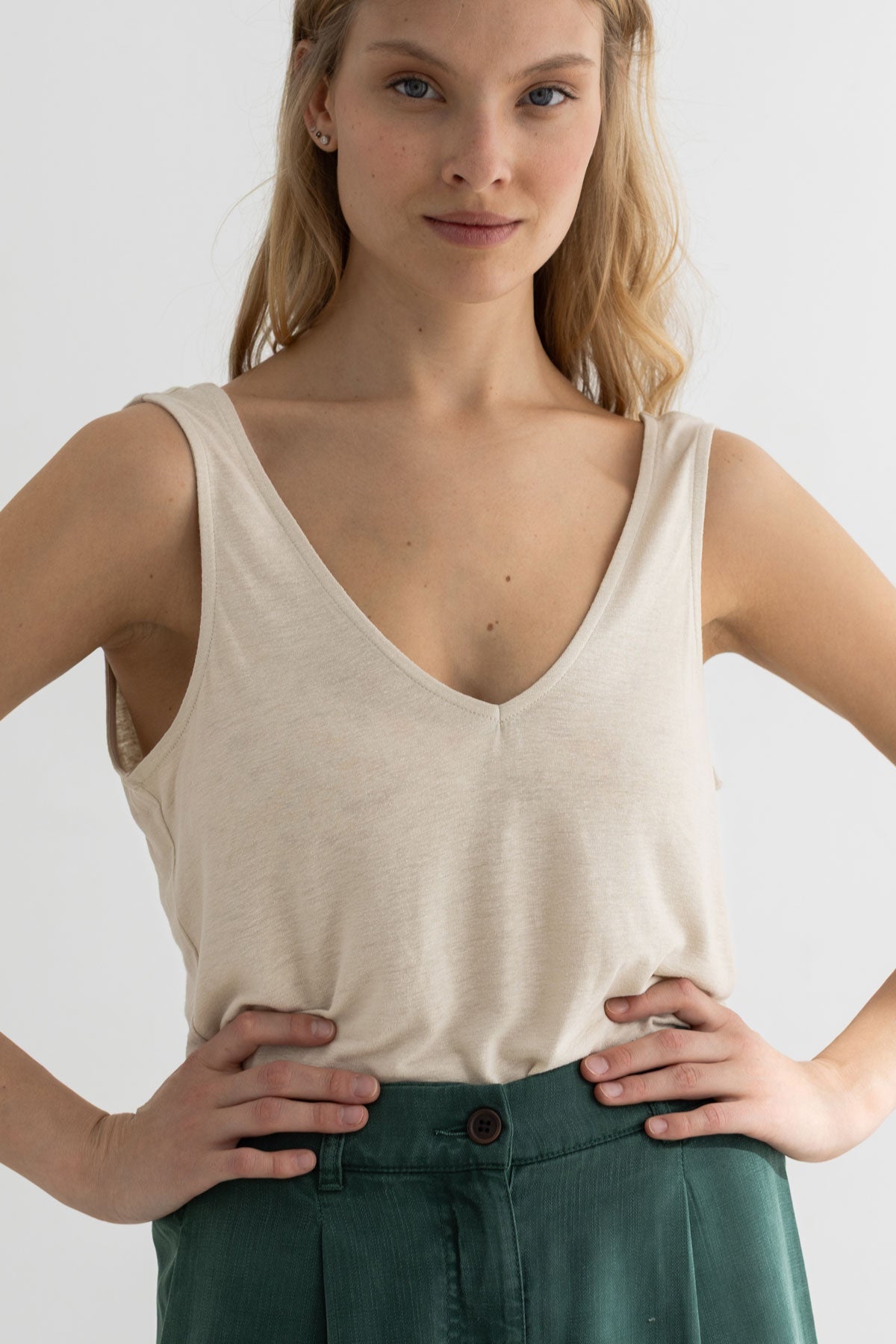 Lino sleeveless top women green pants wear view front