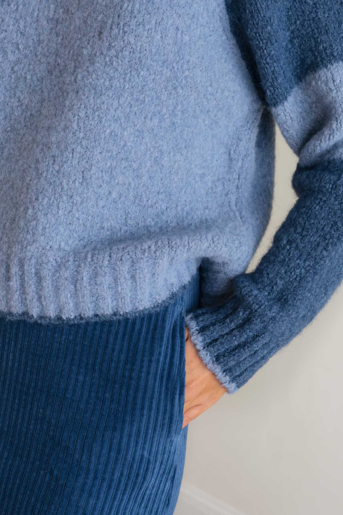 Soft ribbed navy skirt